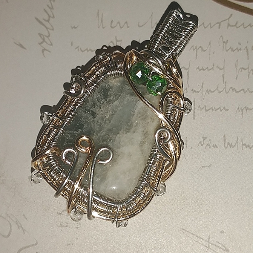 NWT Beautiful Agate Stone Wrapped Pendant